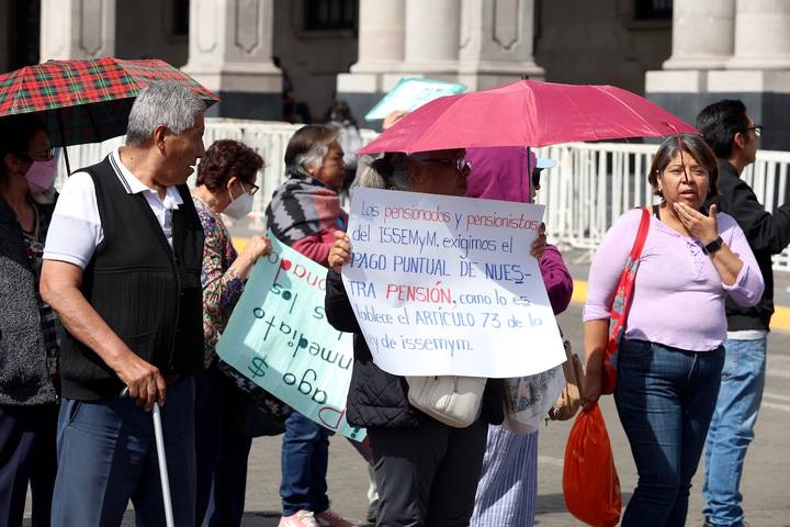 Jubilados del ISSEMyM exigen el pago de sus pensiones (Estado de México)