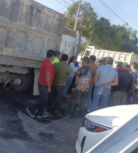 Trabajadores del Tren Maya Bloquean la Carretera Chetumal-Bacalar por Salarios Atrasados (Quintana Roo)