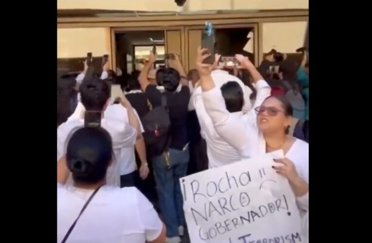 Manifestantes irrumpen en el Palacio de Gobierno en Culiacán tras el asesinato de 2 niños