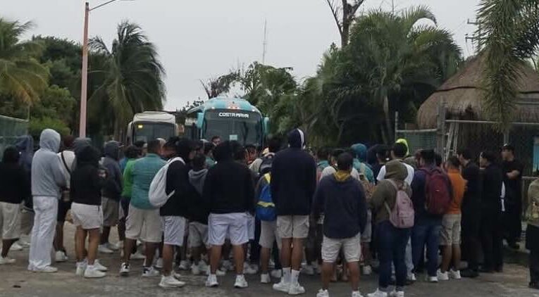 Bloquean trabajadores acceso al muelle de cruceros en Mahahual, por un despido injustificado (Quintana Roo)