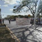 Trabajadores de Pemex bloquean entrada al Aeropuerto por falta de medicamentos (Yucatán)