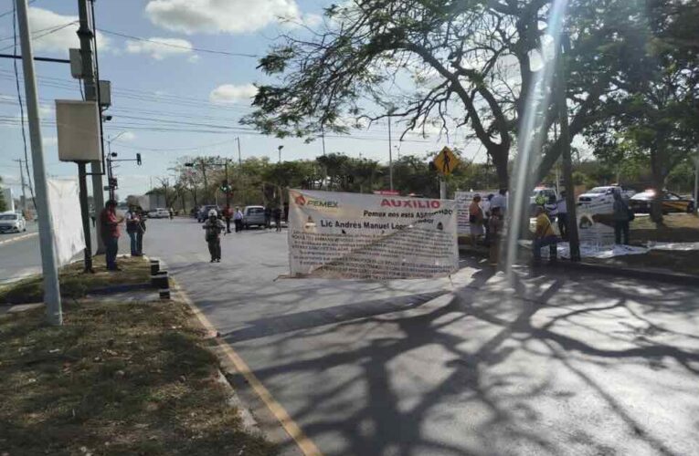 Trabajadores de Pemex bloquean entrada al Aeropuerto por falta de medicamentos (Yucatán)