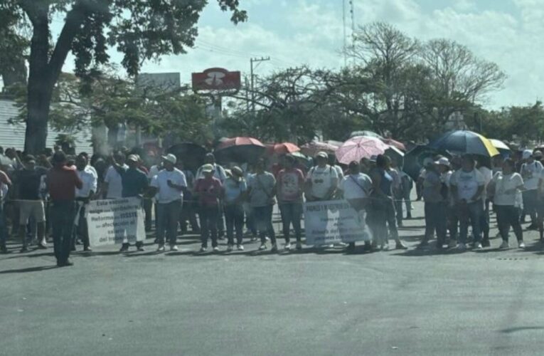 Docentes bloquean las oficinas de la SEQ (Quintana Roo)