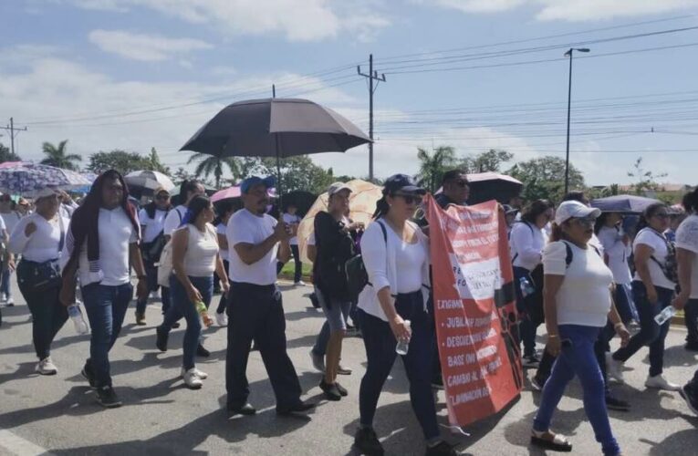 “El paro es culpa del Estado”: Maestros marchan en Cancún y Playa del Carmen contra la reforma a la Ley del ISSSTE (Quintana Roo)