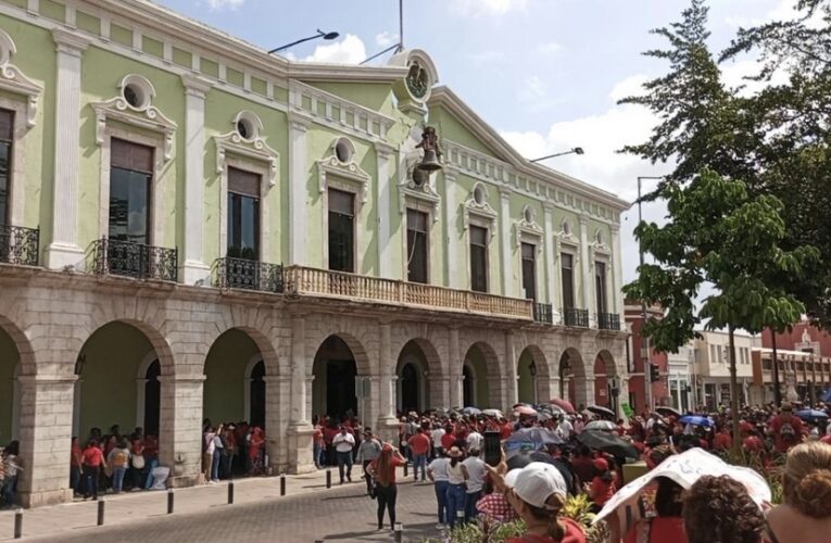 Tensa protesta de maestros en Palacio por Ley del Issste (Yucatán)