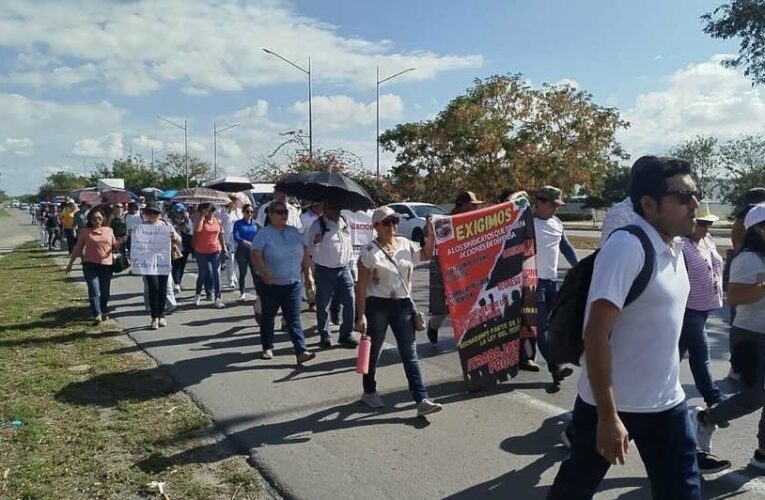 Maestros bloquean periférico y protestan en Palacio de Gobierno (Yucatán)