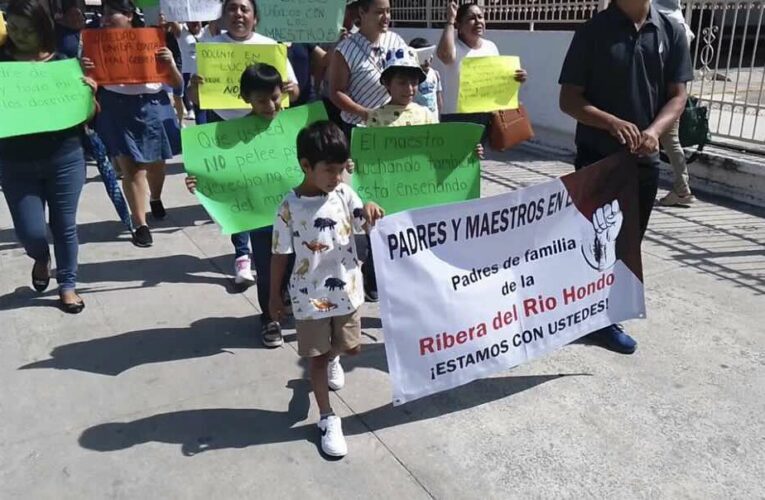 “Maestros, no están solos en su lucha”: Se manifiestan padres de familia de escuelas rurales en solidaridad con docentes que buscan modificar propuesta original de reforma a Ley del ISSSTE