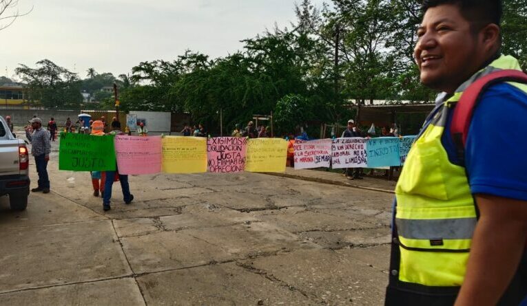 Trabajadores que laboran para el interoceánico en Oaxaca protestan por despido injustificado y malos tratos ; acusan a su responsable de pedir “favores sexuales”