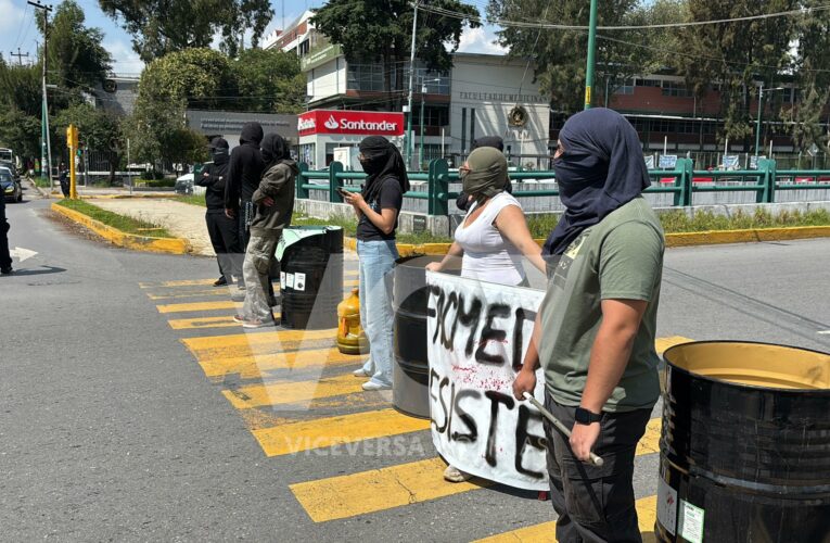 Alumnos paristas de la Facultad de Medicina bloquearon la esquina de Paseo Colón y Tollocan en protesta por la cancelación, por tercera vez, de una mesa de trabajo que realizarían con autoridades (Ciudad de México)
